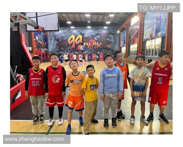 在篮球场上追逐梦想模仿明星的打球动作与成长故事